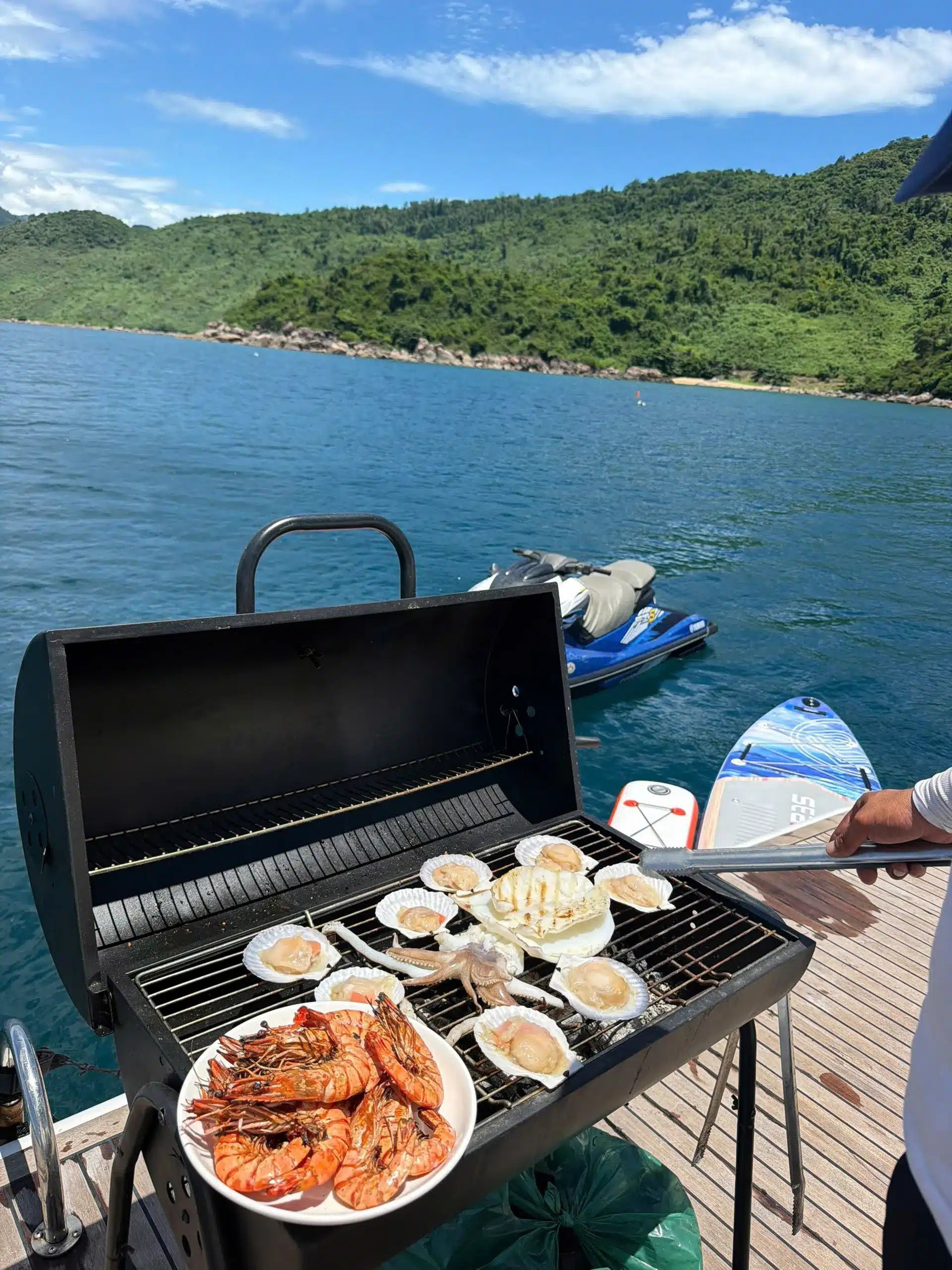 REUNITED BY THE OCEAN – WHEN FRIENDSHIP FINDS ITS PERFECT CELEBRATION ABOARD QUOC VIET YACHT