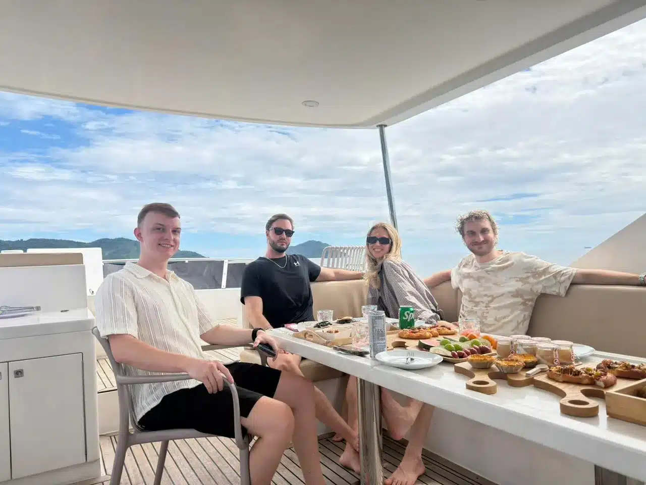 REUNITED BY THE OCEAN – WHEN FRIENDSHIP FINDS ITS PERFECT CELEBRATION ABOARD QUOC VIET YACHT