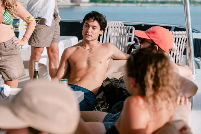 Romantic yacht cruise Da Nang