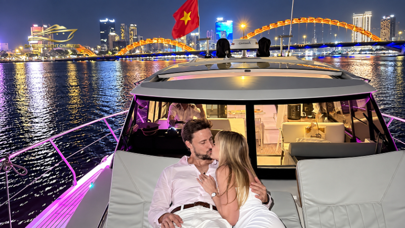 yacht-cruise-dragon-bridge-da-nang (1) Romantic Private Yacht Da Nang